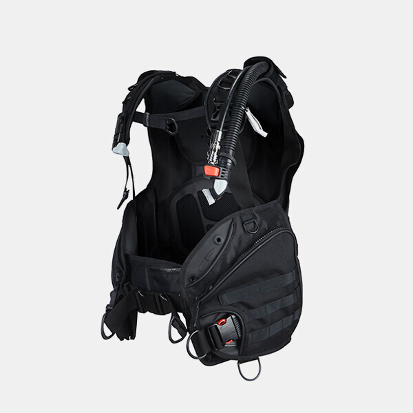 퐁당닷컴,X - BLACK TACTICAL, X - 블랙 텍티컬,X-블랙 텍티컬은 앞 포켓 부분에 MOLLE 시스템이 장착되어 있습니다. MOLLE는 Modular Lightweight Load-carrying Equipment의 약자입니다. 간단히 말해서 모든 장비를 위한 가볍고 유연하며 모듈식 캐리 시스템입니다.,스쿠버프로,스쿠버 > BC 자켓, 사이드마운트 > 전면조절