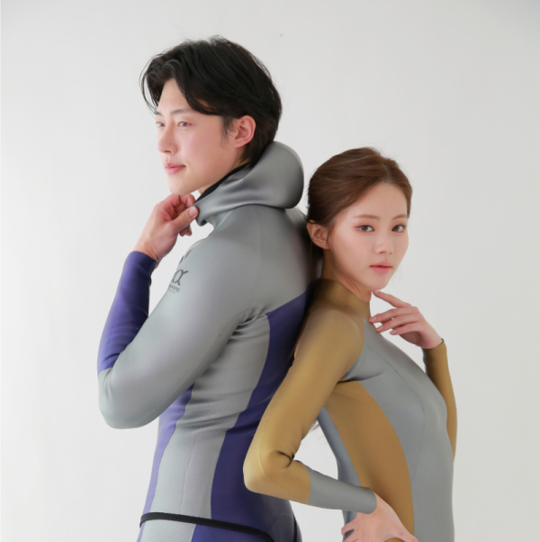 퐁당닷컴,SCS 3D 라이즈 투피스 슈트,Yamamoto SCS 원단으로 제작한 디자인 슈트입니다. 태양을 등에 지고, 바다를 향해 나아가는 다이버에게서 영감을 받은 디자인입니다.,더블케이,프리다이빙 > 슈트 > 맞춤 슈트